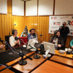 W studiu Radia Kielce podczas finałowej licytacji choinki II LO, dziennikarzom towarzyszyli przedstawiciele szkoły i rodziców uczniów ze Śniadeckiego. / Wojciech Habdas / Radio Kielce