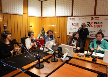 W studiu Radia Kielce podczas finałowej licytacji choinki II LO, dziennikarzom towarzyszyli przedstawiciele szkoły i rodziców uczniów ze Śniadeckiego. / Wojciech Habdas / Radio Kielce