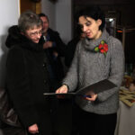 W studiu Radia Kielce podczas finałowej licytacji choinki II LO, dziennikarzom towarzyszyli przedstawiciele szkoły i rodziców uczniów ze Śniadeckiego. / Wojciech Habdas / Radio Kielce