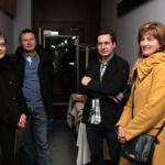 W studiu Radia Kielce podczas finałowej licytacji choinki II LO, dziennikarzom towarzyszyli przedstawiciele szkoły i rodziców uczniów ze Śniadeckiego. / Wojciech Habdas / Radio Kielce