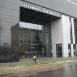 Przy ulicy Głowackiego i Żeromskiego, parkujące na poboczu samochody niszczą trawniki. / Paweł Klepka / Radio Kielce