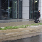 Przy ulicy Głowackiego i Żeromskiego, parkujące na poboczu samochody niszczą trawniki. / Paweł Klepka / Radio Kielce