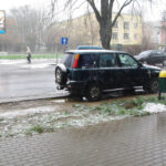 Przy ulicy Głowackiego i Żeromskiego, parkujące na poboczu samochody niszczą trawniki. / Paweł Klepka / Radio Kielce