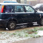 Przy ulicy Głowackiego i Żeromskiego, parkujące na poboczu samochody niszczą trawniki. / Paweł Klepka / Radio Kielce