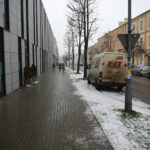 Przy ulicy Głowackiego i Żeromskiego, parkujące na poboczu samochody niszczą trawniki. / Paweł Klepka / Radio Kielce