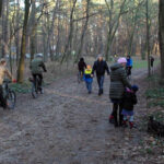 Zazwyczaj o tej porze roku na stadionie roi się od narciarzy. Jednak teraz, ze względu na wiosenną aurę, to idealny teren dla spacerowiczów. / Paweł Klepka / Radio Kielce