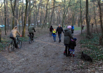 Zazwyczaj o tej porze roku na stadionie roi się od narciarzy. Jednak teraz, ze względu na wiosenną aurę, to idealny teren dla spacerowiczów. / Paweł Klepka / Radio Kielce