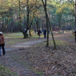 Zazwyczaj o tej porze roku na stadionie roi się od narciarzy. Jednak teraz, ze względu na wiosenną aurę, to idealny teren dla spacerowiczów. / Paweł Klepka / Radio Kielce