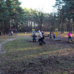 Zazwyczaj o tej porze roku na stadionie roi się od narciarzy. Jednak teraz, ze względu na wiosenną aurę, to idealny teren dla spacerowiczów. / Paweł Klepka / Radio Kielce