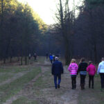 Zazwyczaj o tej porze roku na stadionie roi się od narciarzy. Jednak teraz, ze względu na wiosenną aurę, to idealny teren dla spacerowiczów. / Paweł Klepka / Radio Kielce