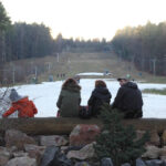 Zazwyczaj o tej porze roku na stadionie roi się od narciarzy. Jednak teraz, ze względu na wiosenną aurę, to idealny teren dla spacerowiczów. / Paweł Klepka / Radio Kielce