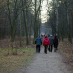 Zazwyczaj o tej porze roku na stadionie roi się od narciarzy. Jednak teraz, ze względu na wiosenną aurę, to idealny teren dla spacerowiczów. / Paweł Klepka / Radio Kielce
