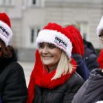 Kolędowanie na Kieleckim Rynku i Betlejemskie Światło Pokoju. Pracownicy MPEC. / Stanisław Blinstrub / Radio Kielce