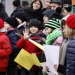 Kolędowanie na Kieleckim Rynku i Betlejemskie Światło Pokoju. Dzieci z  kieleckicg szkół / Stanisław Blinstrub / Radio Kielce