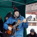 Kolędowanie na Kieleckim Rynku i Betlejemskie Światło Pokoju. Na gitarze grał Piotr Krzemiński / Stanisław Blinstrub / Radio Kielce