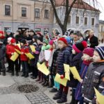 Kolędowanie na Kieleckim Rynku i Betlejemskie Światło Pokoju. dzieci z kieleckich szkół. / Stanisław Blinstrub / Radio Kielce