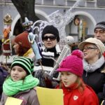 Kolędowanie na Kieleckim Rynku i Betlejemskie Światło Pokoju. Aktorzy z Teatru Lalki i Aktora Kubuś. / Stanisław Blinstrub / Radio Kielce