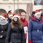 Kolędowanie na Kieleckim Rynku i Betlejemskie Światło Pokoju. Silna grupa z Parku Technologicznego / Stanisław Blinstrub / Radio Kielce