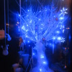 Zdjęcie przedstawia świąteczne drzewko bardzo oryginalnie ozdobione. Sfotografowane na rynku w Pińczowie / Katarzyna Dziura