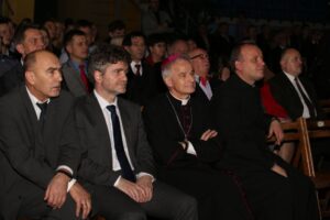 Od lewej: zastępca prezydenta Kielc Andrzej Sygut, senator PiS Krzysztof Słoń, duszpasterz sportowców biskup Marian Florczyk, kapelan sportowców ks. Krzysztof Banasik / Kamil Król / Radio Kielce