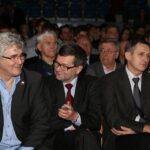 Od lewej: były zawodnik Iskry Kielce i reprezentacji Polski Andrzej Tłuczyński, prezes Korony Kielce Tomasz Chojnowski, dyrektor Wydziału Edukacji, Sportu i Kultury UM w Kielcach Mieczysław Tomala / Kamil Król / Radio Kielce