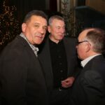 Od lewej: kielecki biznesmen Marek Adamczak, trener piłkarzy ręcznych KSZO Ostrowiec, Zbigniew Tłuczyński, dyrektor biura ŚZPN Maciek Cender / Kamil Król / Radio Kielce