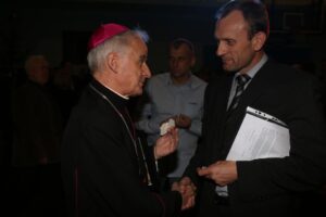 Życzenia składają sobie biskup Marian Florczyk i były olimpijczyk, kolarz, a obecnie wójt Piekoszowa Zbigniew Piątek / Kamil Król / Radio Kielce
