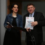 Sekretarz redakcji Radia Kielce Magdalena Sitek wręcza burmistrzowi Daleszyc Wojciechowi Furmankowi dyplom na pamiątkę udziału w licytacji / Stanisław Blinstrub / Radio Kielce