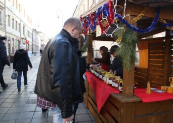 Jarmark Świąteczny na placu Literatów / Kamil Król / Radio Kielce