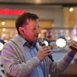 Paweł Solarz rozdawał bombki w kształcie radia / Kamil Król / Radio Kielce