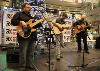 Występ zespołu Formacja Opowieści Kameralnych / Kamil Król / Radio Kielce