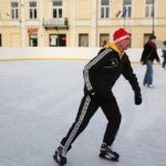 W pierwszy dzień Bożego Narodzenia lodowisko na kieleckim Rynku tętniło życiem / Kamil Król / Radio Kielce