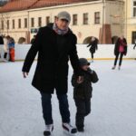W pierwszy dzień Bożego Narodzenia lodowisko na kieleckim Rynku tętniło życiem / Kamil Król / Radio Kielce