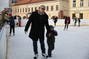 W pierwszy dzień Bożego Narodzenia lodowisko na kieleckim Rynku tętniło życiem / Kamil Król / Radio Kielce