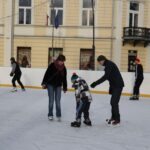 W pierwszy dzień Bożego Narodzenia lodowisko na kieleckim Rynku tętniło życiem / Kamil Król / Radio Kielce