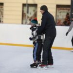 W pierwszy dzień Bożego Narodzenia lodowisko na kieleckim Rynku tętniło życiem / Kamil Król / Radio Kielce