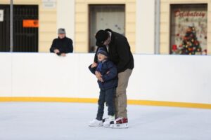 W pierwszy dzień Bożego Narodzenia lodowisko na kieleckim Rynku tętniło życiem / Kamil Król / Radio Kielce