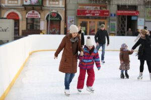W pierwszy dzień Bożego Narodzenia lodowisko na kieleckim Rynku tętniło życiem / Kamil Król / Radio Kielce