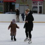 W pierwszy dzień Bożego Narodzenia lodowisko na kieleckim Rynku tętniło życiem / Kamil Król / Radio Kielce