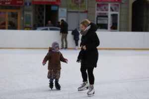 W pierwszy dzień Bożego Narodzenia lodowisko na kieleckim Rynku tętniło życiem / Kamil Król / Radio Kielce