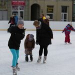 W pierwszy dzień Bożego Narodzenia lodowisko na kieleckim Rynku tętniło życiem / Kamil Król / Radio Kielce