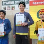 Dekoracja zwycięzców w poszczególnych kategoriach wiekowych / Kamil Król / Radio Kielce