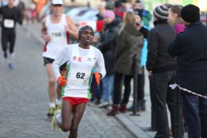 Na trasie zwycięzca biegu głównego Kenijczyk Joel Main Mwangi / Kamil Król / Radio Kielce