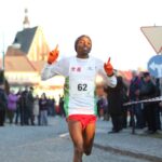 Kenijczyk Joel Main Mwangi pierwszy wbiegł na linię mety biegu głównego / Kamil Król / Radio Kielce