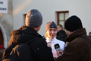Najlepsza z kobiet w biegu głównym Białorusinka Swietłana Kudelicz w rozmowie z dziennikarzami / Kamil Król / Radio Kielce