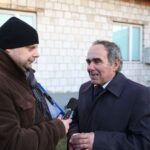 Organizator i pomysłodawca imprezy wójt Szydłowa Jan Klamczyński (z prawej) w rozmowie z Rafałem Szymczykiem z Radia Kielce / Kamil Król / Radio Kielce