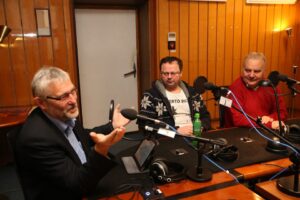 Od lewej: poseł Platformy Obywatelskiej Lucjan Pietrzczyk, szef SLD w regionie Andrzej Szejna i Grzegorz Banaś z Solidarnej Polski / Radio Kielce