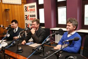 Od lewej: poseł PSL Jarosław Górczyński, poseł Twojego Ruchu Sławomir Kopyciński i senator Prawa i Sprawiedliwości Krzysztof Słoń / Radio Kielce