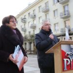 Briefing prasowy Prawa i Sprawiedliwości na Placu Artystów pod hasłem "To nie jest POlska naszych marzeń".  Od lewej: posłanka PiS Maria Zuba, prezes PiS w regionie Krzysztof Lipiec / Kamil Król / Radio Kielce