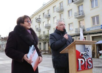 Briefing prasowy Prawa i Sprawiedliwości na Placu Artystów pod hasłem "To nie jest POlska naszych marzeń".  Od lewej: posłanka PiS Maria Zuba, prezes PiS w regionie Krzysztof Lipiec / Kamil Król / Radio Kielce